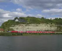 Eine M�nchener DoSto Garnitur ist am 30. August 2011 im 111er Sandwich als RE nach Frankfurt am Main bei Retzbach unterwegs.