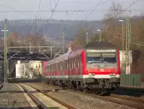Eine Regionalbahn nach Bamberg erreicht am 19. November 2011 mit f�hrendem Bndzf 479.2 den Bahnhof Kronach auf Gleis 3.