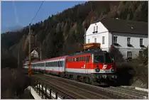 Am Edlachhof vorbei f�hrt 1142 704 mit IC 650 von Graz Hbf nach Wien Meidling.  Spital am Semmering 19_11_2011