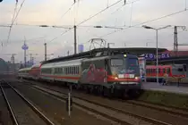 Die 115 509-2  80 Jahre DB Autozug  zog am 20.11.2011 den Pbz 2476 von Frankfurt (Main) nach Dortmund durch K�ln Messe/Deutz.