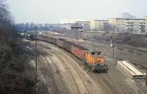 Berlin Prenzlauer Berg: 106 640 unterquert die Br�cke im Zuge der Kniprodestra�e (damals Artur Becker Stra�e), 25.03.1985.