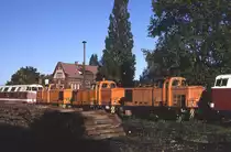 1994 waren die Reihen abgestellter Reichsbahn-Maschinen lang. In Wustermark standen zwischen zwei unbekannten 228 die 346 012, 082 und 070, 04.10.1994.