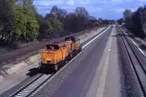 346 795 und eine unbekannte 298er erreichen den Bahnhof Dallgow-D�beritz auf ihrer Fahrt von Spandau nach Wustermark, 18.04.1995. 
