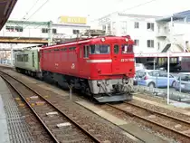 ED75: Standard-Wechselstromlok, 1963-1976 302 Loks gebaut, teils für 20kv 50Hz, teils für 60Hz. Die letzten Einsätze fanden ab Sendai im Nordosten Japans statt, doch seit der Vernichtung der Küstenstrecke von hier nach Süden (Erdbeben März 2011) sind die letzten 16 Loks weitgehend abgestellt. Im Bild (Sendai, 19.Oktober 2011) bringt die ED75 758 einen Dieseltriebwagen in die Werkstatt. Die Loks der Serie 700 sind besonders gegen Schnee und Salzwasser geschützt, da sie der Nordwestenküstenlinie im Raum Akita dienten, wo der heftige Wind Meerwasser auf die Bahnstrecke sprüht. 