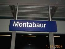 Bahnhofsschild  Montabaur  auf Gleis 1 im Abschnitt B.