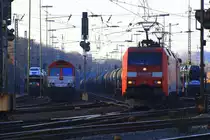 Zwei BR 152er fahnen mit einem �lzug von Aachen-West in Richtung K�ln und im Hintergrund steht eine Class 66 PB03  Mireille  von Crossrail mit einem Silozug.
20.11.2011