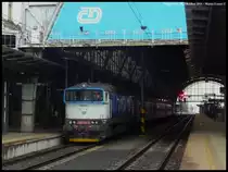 750 702 zog seinen Zug bei tr�ben Wetter in den Prager Hbf (Praha hl.n.): Am Ende des Zuges schiebt 749 162 (25.10.2011)