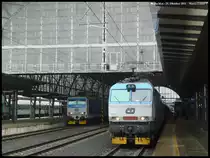 Farblich abgestimmt sind 151 020 und 162 039, die mit ihren Z�gen im Prager Hbf abfahrbereit stehen (25.10.2011)