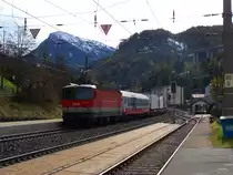 1044 113 f�hrt mit der Rollenden Landstra�e vom Brenner kommend in Richtung Innsbruck. (30.Oktober 2010)