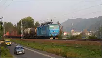 27.09.2011, bei Krippen. Im Morgenlicht taucht ein Mischer auf, gezogen von der tschechischen 372 010. Im Hintergrund sehen wir Bad Schandau jenseits der Elbe.

