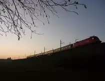 Am 11.11.2011 werden zwischen P�ndorf und Frankenmarkt die Wagen des IC 845 von Salzburg nach Wien Westbahnhof von den letzten Sonnenstrahlen der untergehenden Sonne angestrahlt.