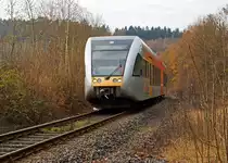 GTW 2/6 der Hellertalbahn kommt von Betzdorf/Sieg mit Fahrtrichtung Neunkirchen, hier am 20.11.2011 kurz vor dem Haltepunkt Gr�nebacherh�tte.