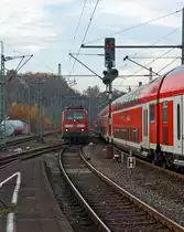 Betzdorf/Sieg 21.11.2011: Hier begegnet sich der RE 9 Rhein-Sieg-Express (Fahrplan m��ig). Links 111 010 f�hrt mit RE 9 (Aachen-K�ln-Siegen) in den Bahnhof ein, rechts verl�sst der RE 9 den Bahnhof in Richtung K�ln (geschoben von 110 015-4).