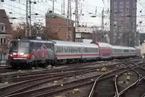 Die 115 509-2 rennt durch K�ln HBF mit dem PbZ 2476 von Frankfurt nach Dortmund am 20.11.2011
