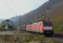 189 034-2 und 189 047-4 ziehen einen leeren Erzzug am 20.10.2011 durch Hatzenport (Mosel)