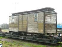 S�chsischer Schmalspurgep�ckwagenkasten mit Oberlicht, auf Rollwagen in M�geln am 17.04.06
