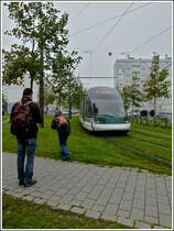 - Korrekte Reihenfolge - In Strasbourg vermeiden die BB Fotogarafen m�glist keinem anderen im Bild zu stehen. Stefan macht schon einen Sprint zur Seite, w�hrend Silvan sein Meisterwerk am Display betrachtet und ich die Stra�enbahn ohne Personenschaden ablichten kann. 29.10.2011 (Jeanny)