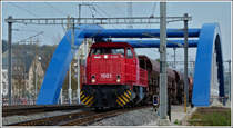- Rote Lok und blaue Br�cke - Am 24.10.2011 rangiert die 1501 mit einigen G�terwagen im Bahnhof von Ettelbr�ck. (Jeanny)