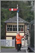 Da der Dampfzug auf der R�ckfahrt in Glyndyfrdwy h�lt (ich muss ja mit) erfolgt die Schl�ssel�bergabe Mann zu Mann. (16.08.2011)