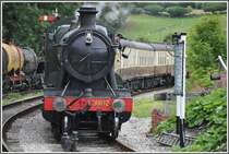 Der Lokf�hrer von 3802 bringt den Schl�ssel von der Nachbarstation, h�ngt ihn an den ersten Haken und packt den Schl�ssel f�r den n�chsten Bahnhof. (16.08.2011)