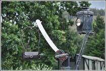 Die Berechtigung zur Weiterfahrt in Glyndyfrdwy wird immer noch mittels Schl�ssel�bergabe erteilt. Der Lokf�hrer packt die Tasche bei der Vorbeifahrt vom Haken. (16.08.2011)