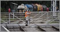 Es ist wieder mal soweit, dass sich ein Dampfzug angek�ndigt hat in Glyndyfrdwy. Der Stellwerkbeamte bringt den  Viehgatter  in Stellung Bahn offen/Strasse zu. (16.08.2011)