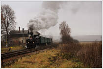 310 093 (ex kkStB 97.194) mit ihrem Dampfsonderzug von Ceske Budejovice nach Nova Pec am 19.11.2011 bei der Ausfahrt aus Kremze. Die Lichter hat sie von 44 2546 bekommen, da in Tschechien so gut wie immer ohne Licht gefahren wird, mir es aber mit Licht besser gef�llt.