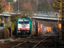 Bei sch�nsten Herbstwetter zieht Cobra 186 215 (2823) einen Containerzug die Rampe der Montzenroute von Aachen West nach Belgien hoch.