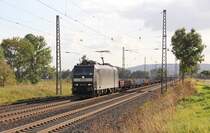 Im Block hinter der 143 war 185 551-9 mit ihrem Zug in Fahrtrichtung Norden unterwegs.
Aufgenommen am Ortsrand von Obernjesa am 23.09.2011