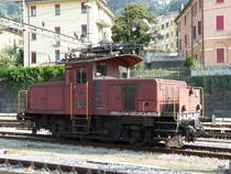 SBB - Rangierlok Ee 3/3 16447 mit etwas zusatz Beschriftung abgestellt im Bahnhof Bellinzona am 30.09.2011