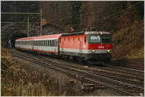 1044 014 mit IC 652 (Graz - Wien Meidling) beim Verlassen des 190m langen Klamm-Tunnels nahe Klamm-Schottwien.
19_11_2011