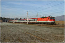 An einem sonnigen Novembermorgen zieht 1044 055 den IC 534 (Lienz-Wien Meidling) durch das Aichfeld. 
Zeltweg 18_11_2011