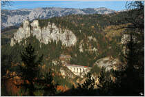 Der Semmering von seiner sch�nsten Seite - Eine Lok der BR 1144 f�hrt mit EC 250  (Marburg - Wien Meidling) �ber das Krausel Klause Viadukt nahe Breitenstein. 19_11_2011