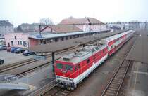 Doppelstockeinheit BR951 mit E-Lok 263 011-9 in Bf. �t�rovo [Ľudov�t-�t�r-Stadt] vor Einsatz als Os 5721 in Richtung Nov� Z�mky/Neuh�usel – �urany/Schuran – Levice/Lewenz (Lok im Anhang); 18.11.2011 