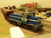 BPG V410.01 mit Schotterzug im Bahnhof Altenstein. Leider ist die BPG-Beschriftung noch nicht ganz gut gelungen.