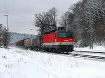Die 1144 227 am 04.12.2010 mit einem G�terzug bei der Durchfahrt in A�ling.