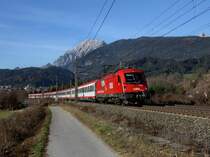 Die 1216 013 am 19.11.2011 mit einem Brenner EC unterwegs bei Terfens.