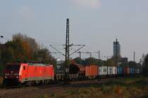Die 189 005 zieht am 25.10.11 einen gemischten G�terzug durch Hamburg-Unterelbe. 