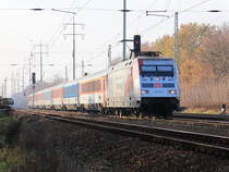101 144 mit Werbung f�r den Berliner Bundesliga Fu�ball Verein Hertha BSC vor dem EC 177 nach Wien durchf�hrt am 22. November 2011 den Ort Diedersdorf in Brandenburg mit ganz normale CD Fernverkehrswaggons.