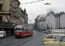 Wien Wiener Stadtwerke-Verkehrsbetriebe (WVB) SL 65 (E1 4835 (SGP 1975) IV, Wieden, Wiedner Hauptstraße / Resselgasse am 2. November 1975. - Scan eines Diapositivs. Kamera: Minolta SRT-101.