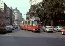 Wien Wiener Stadtwerke-Verkehrsbetriebe (WVB) SL 65 (E2 4007 (SGP 1978)) IV, Wieden, Wiedner Hauptstraße im Juli 1982. - Scan eines Diapositivs. Film: Kodak Ektachrome. Kamera: Leica CL.