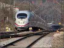 Im Übergang - 

Kurz vor dem Bahnhof Amstetten endet die Steigung der Geislinger Steige. Der ICE 3 wird seine Fahrt auf der ebenen Strecke fortsetzen. 

17.11.11 (M)