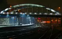 Die Burtscheider Br�cke am Abend des 23.11.2011. Die Bogenbr�cke �berspannt Gleise und Bahnsteige des Aachener Hbf.