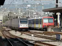 FS / SBB - Einfahrender ETR 470.006 in Chiasso neben abgestelltem NPZ im Bahnhof Chiasso am 30.09.2011