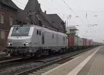 Auch in Silber ein sch�ner Anblick!;-)
In letzter Zeit auch mal �fter in Eichenberg zu Gast! FRET 437025 ist mit einem langen Containerzug auf der Fahrt in Richtung unterwegs.
Aufgenommen am 28.09.2011 in Eichenberg Gleis 3/4