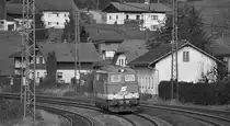 Schwarz-Wei� Spielerei: 2043 032 als Lokzug Richtung Salzburg bei der Durchfahrt in Hallwang-Elixhausen am 21.11.2011