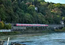 RE mit Dostos und Steuerwagen in Front am Rheinufer kurz vor Remagen - 14.10.2011