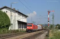 185 264 am 28.09.2011 mit G�terzug in Pleinting