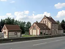 Der Bahnhof Erwitte im Kreis Soest wird heute privat genutzt. Personenverkehr findet auf der Strecke seit Jahrzehnten nicht mehr statt, aber als Durchgangsstrecke f�r die Stein- und Zementindustrie in Warstein und Erwitte wird er weiterhin, sogar im steigendem Ma�e genutzt.

Bedauerlicherweise musste der Bahnhof unter Lippstadt eingeordnet werden, weil es Erwitte in der Auswahl leider nicht gibt. Dabei ist der Bahnhof in Erwitte sehenswert, im Gegensatz zum Lippst�dter Pendant.