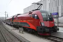 Am 23.11.2011 wurde die Bahnhof City Wien West eingeweiht mit 90 gesch�ften dazu gab es auch gestern einen beitrag der �BB sprich eine Fahrzeugschau.Sprich mit 1116 126 Licht ins Dunkle und 1116 153 Cat&acute;s sowie einen Railjet an anhand der 1116 242 samt dazugeh�riger Ganitur.